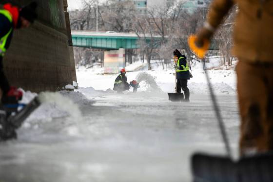 Kelsey Heide runs a pump as part of a crew flooding the Nestawaya river trail at The Forks on Monday. (Mikaela MacKenzie / Free Press files)