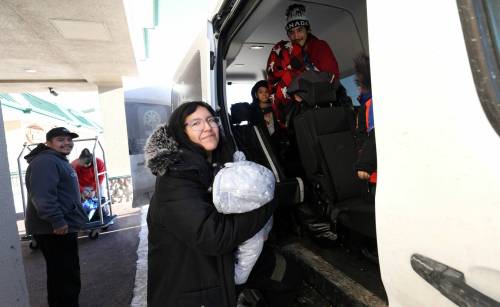 RUTH BONNEVILLE / FREE PRESS
                                Members of the Ross family from Cross Lake First Nation have been evacuated from their community because of the ongoing power outage. Trinity Ross carries her nine-month-old daughter into the van while her family waits as they move to another hotel Wednesday. Her brother Jack Ross looks on behind her.