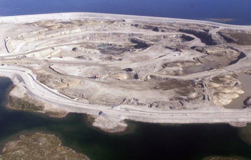 Lac de Gras surrounds the Diavik mine pit about 300 km northeast of Yellowknife, N.W.T. on July 19, 2003. THE CANADIAN PRESS/Adrian Wyld