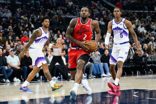 Los Angeles Clippers forward Kawhi Leonard (2) looks to dunk during the first half of an NBA basketball game against the Utah Jazz, Thursday, Jan. 1, 2026, in Inglewood, Calif. (AP Photo/William Liang)
