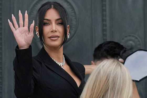 Kim Kardashian waves as she arrives in May 2025 to testify regarding a robbery of millions of dollars in jewels from her hotel room in Paris in 2016. (Aurelien Morissard / The Associated Press files)