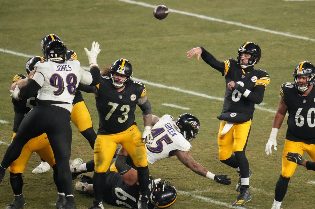 Rodgers and Steelers win AFC North, beating Ravens 26-24 after Loop misses kick at buzzer