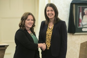 Environment Minister Rebecca Schulz shakes hands with Alberta Premier Danielle Smith in Edmonton, Monday, Oct. 24, 2022. THE CANADIAN PRESS/Jason Franson