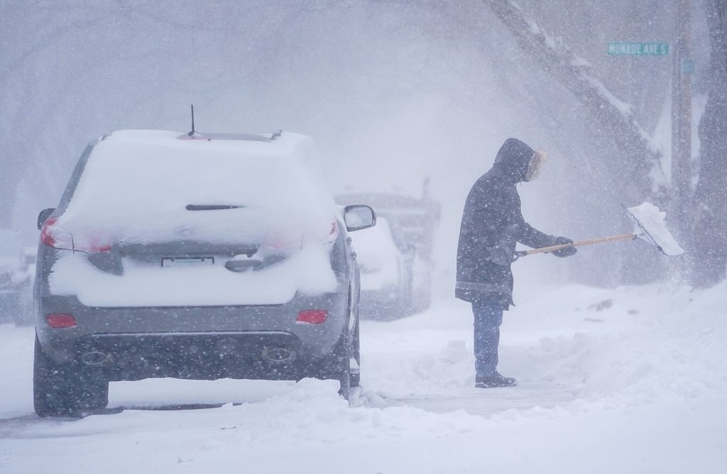 Winter storm system sweeps through Prairies, set to moves into Ontario, Quebec