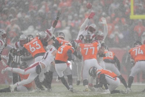 Denver Broncos kicker Wil Lutz (3) misses a field goal attempt against the New England Patriots during the second half of the AFC Championship NFL football game, Sunday, Jan. 25, 2026, in Denver. (AP Photo/David Zalubowski)