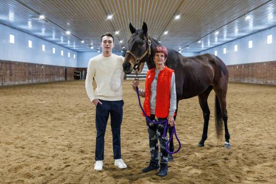 Kaeden Power (left) and Lynda Walker (right) with retired race horse, Rita (StandupRita), at West Wind Stables, are volunteers with Prairie Strides Inc., an organization that provides horseback riding programs for children with disabilities. (Mike Deal / Free Press)