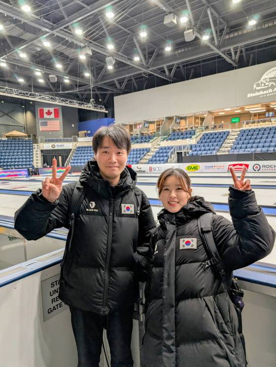 Skip Eun-ji Gim (right) praised Korea Curling Federation’s technical trainer Min Lee from Morris for his dependability when her team or other Korean teams compete in Canada. (Taylor Allen / Free press)