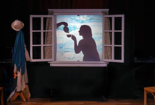 RUTH BONNEVILLE / WINNIPEG FREE PRESS ENT
                                Marie-Ève Fontaine uses a variety of puppet techniques during Cet été qui chantait.
