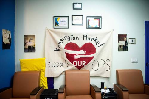 Separate desks where people can use pre-obtained substances in a safe space at the Kensington Market Overdose Prevention Site (KMOPS) in Toronto, Ontario on January 13, 2026. (Photo by Marta Iwanek for The Winnipeg Free Press)
                                The Kensington Market Overdose Prevention Site sees about two dozen clients a day.
                                Comfortable chairs for people at the Kensington Market Overdose Prevention Site (KMOPS) in Toronto, Ontario on January 13, 2026. (Photo by Marta Iwanek for The Winnipeg Free Press)