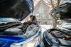 MIKAELA MACKENZIE / FREE PRESS Noah Marantz jump-starts his partnerճ car as a cold snap hits Winnipeg on Thursday, Jan. 22, 2026. Standup. Free Press 2026