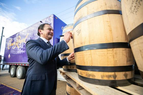 Premier Wab Kinew speaks to reporters outside the Diageo Crown Royal distillery in Gimli on Jan. 13. (Mikaela MacKenzie / Free Press files)