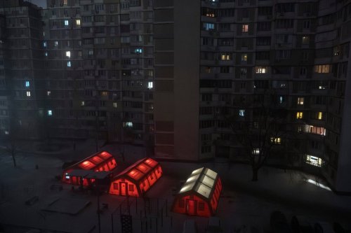 Emergency tents are set up in a residential neighborhood where people can warm up following Russia's regular air attacks against the country's energy objects that leave residents without power, water and heating in the dead of winter, in Kyiv, Ukraine, Thursday, Jan. 15, 2026. (AP Photo/Vladyslav Musiienko)