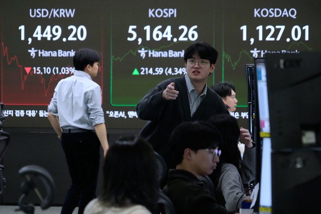 Asian Shares Surge Led By Tech Stocks