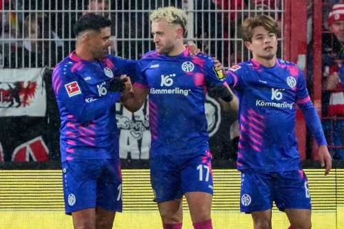 Mainz's Benedict Hollerbach, center, celebrates scoring with teammates Nadiem Amiri, left, and Kaishu Sano during the Bundesliga soccer match between FC Union Berlin and FSV Mainz 05 in Berlin, Saturday Jan. 10, 2026. (Soeren Stache/dpa via AP)