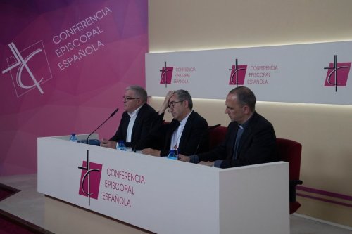 FILE - The president of the Spanish Episcopal Conference, Luis Arguello, centre and Jesus Diaz Sariego, President of Spain's Conference of Religious Orders, left, take part in a press conference in Madrid, Spain, Tuesday, July 9, 2024. (AP Photo/Paul White, File)