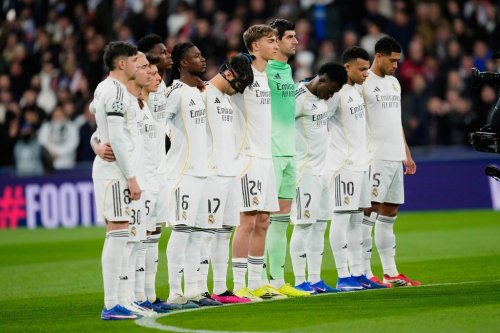 Real Madrid players observe a minute's silence for the victims of the train collision in Adamuz, ahead of during a Spanish the Champions League opening phase soccer match between Real Madrid and Monaco in Madrid on Tuesday, Jan. 20, 2026. (AP Photo/Jose Breton)