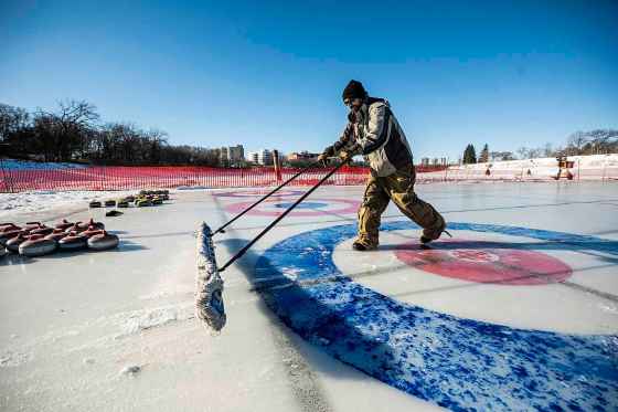 Head ice maker Chris Kowalchuk clears some snow from the ice surface for the Rock the River bonspiel on Friday. (Mikaela MacKenzie / Free Press)
