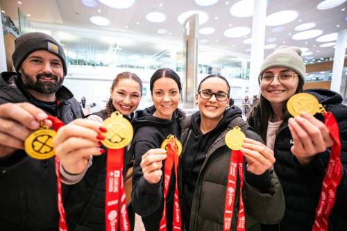 MIKAELA MACKENZIE / FREE PRESS
                                Team Einarson shows off their Scotties Tournament of Heart gold medals at the Winnipeg airport on Monday. From left: coach Reid Carruthers, lead Karlee Burgess, skip Kerri Einarson, alternate Krysten Karwacki and second Shannon Birchard.