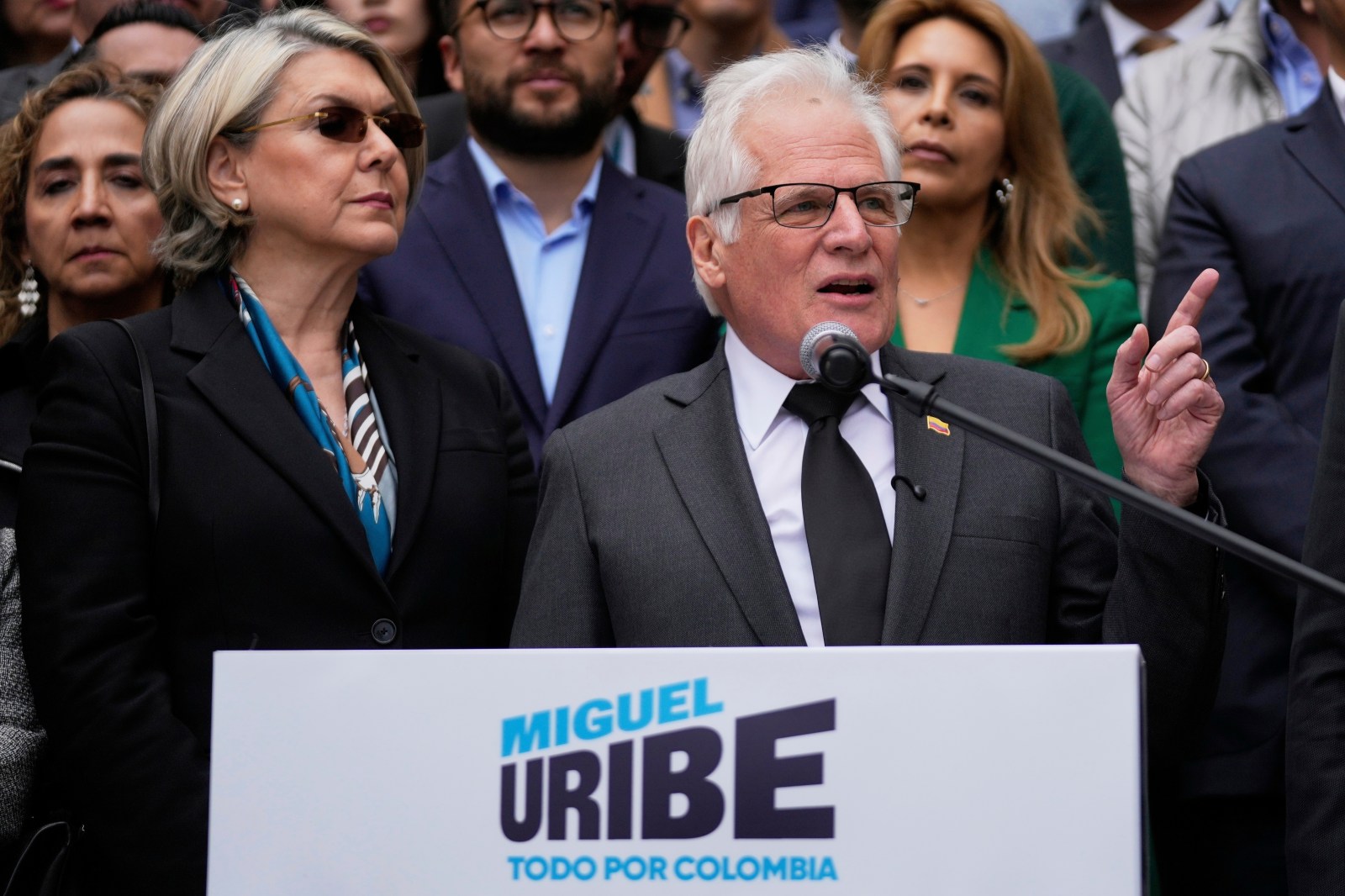Colombian Lawyer Campaigns on Crime Record Ahead of Sunday Vote