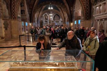 Pilgrims honor the bones of St. Francis during the first public display inside the St. Francis Basilica, marking the 800th anniversary of the saint death, in Assisi, Italy, Sunday, Feb. 22, 2026.(AP Photo/Gregorio Borgia)