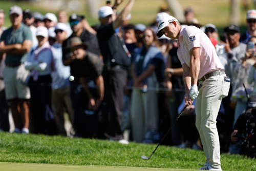 Jacob Bridgeman chips to the fourth green during the final round of the Genesis Invitational golf tournament at Riviera Country Club, Sunday, Feb. 22, 2026, in the Pacific Palisades area of Los Angeles. (AP Photo/Caroline Brehman )