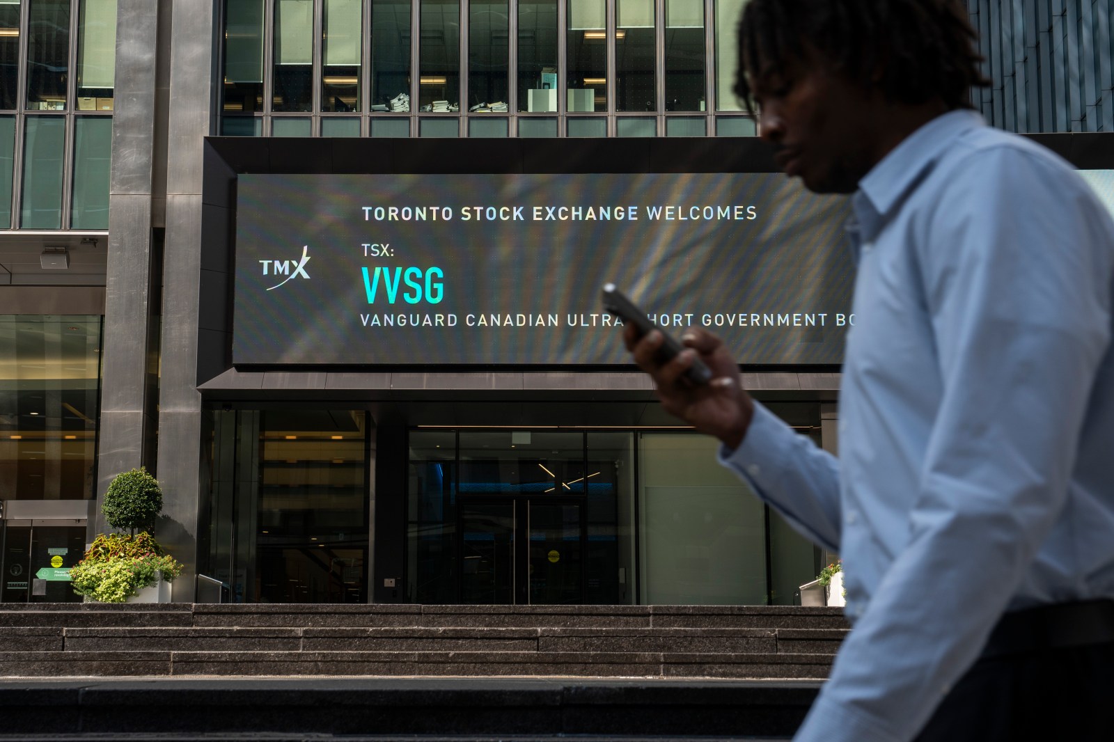 S&P/TSX composite down more than 350 points, oil nears US$90 a barrel