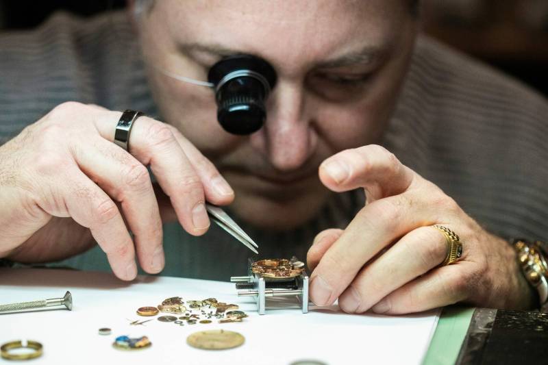 MIKAELA MACKENZIE / FREE PRESS
                                Horologist Ilya Goldman takes apart a Hamilton automatic watch.