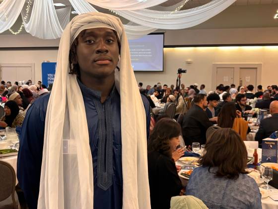 Azeem Bamiygose volunteers at the grand iftar. (John Longhurst / Free Press)