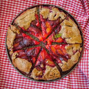 Freepik
                                Top view strawberry pie with checkered rag in oven pan