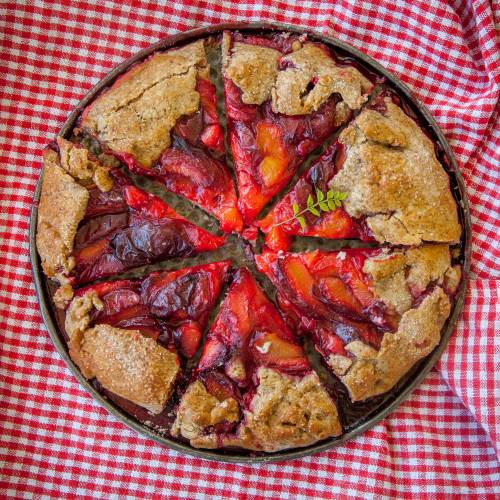 Freepik
                                Top view strawberry pie with checkered rag in oven pan