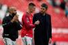 DAVE THOMPSON / THE ASSOCIATED PRESS
                                Manchester United&rsquo;s Benjamin Sesko shakes hands with coach Michael Carrick.