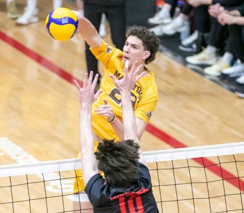 BROOK JONES/FREE PRESS FILES
                                University of Manitoba Bisons left side Owen Weekes.