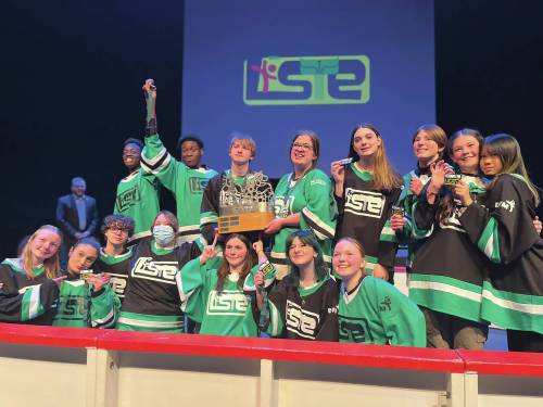 Chelsea Howgate photo
                                Les deux équipes du Collège Louis-Riel (les Extra-terrestres rocambolesques en noir, les Grenouilles grotesques en vert) partageant leur victoire et les médailles au championnat de La LISTE pour la saison 2025-2026.