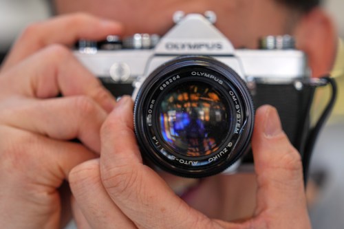 A journalist takes a picture with an analogue camera as Film photography is making a comeback, and an AP photojournalist explains the basics for beginners in London, Wednesday, March 11, 2026.(AP Photo/Frank Augstein)