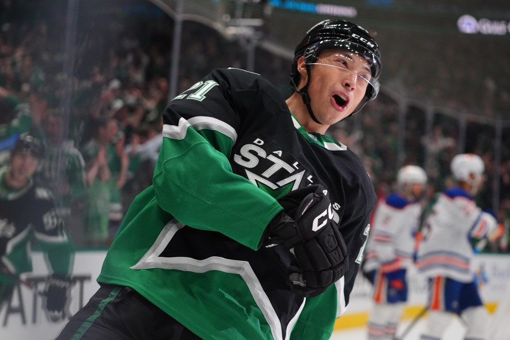 Robertson, Benn have two goals each in surging Stars’ 7-2 win over Oilers