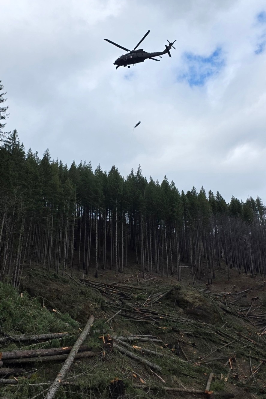 Oregon Army National Guard hoists injured logger to safety in Mount ...