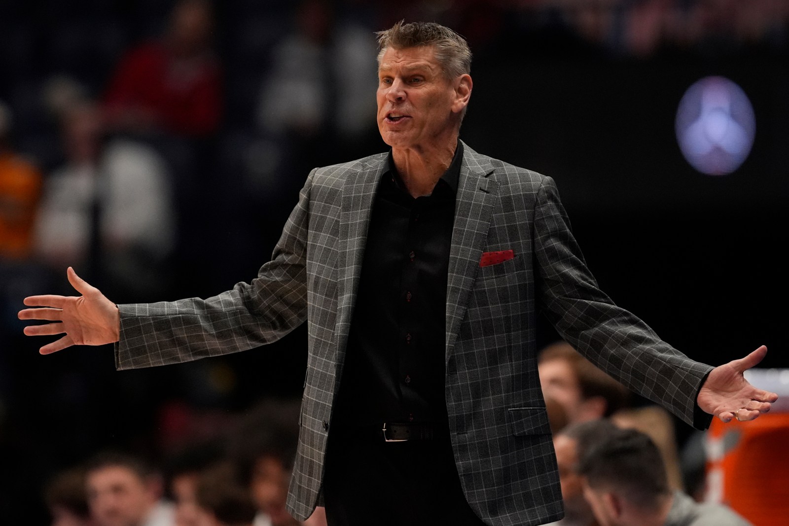 winnipegfreepress.com - Cliff Brunt, The Associated Press - Porter Moser will return as Oklahoma's basketball coach after late run, new AD pledges more support