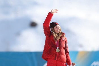 Natalie Wilkie receives her gold medal for the 12.5km Individual Biathlon at the 2026 Winter Paralympic Games in Val di Fiemme on Sunday March 8, 2026. // Le 8 mars 2026, Natalie Wilkie reçoit la médaille d'or de l’épreuve individuelle de de biathlon 12,5 km aux Jeux paralympiques d’hiver de 2026 à Val di Fiemme. THE CANADIAN PRESS/Handout – CANADIAN PARALYMPIC COMMITTEE-Michael P. Hall (Mandatory Credit)
