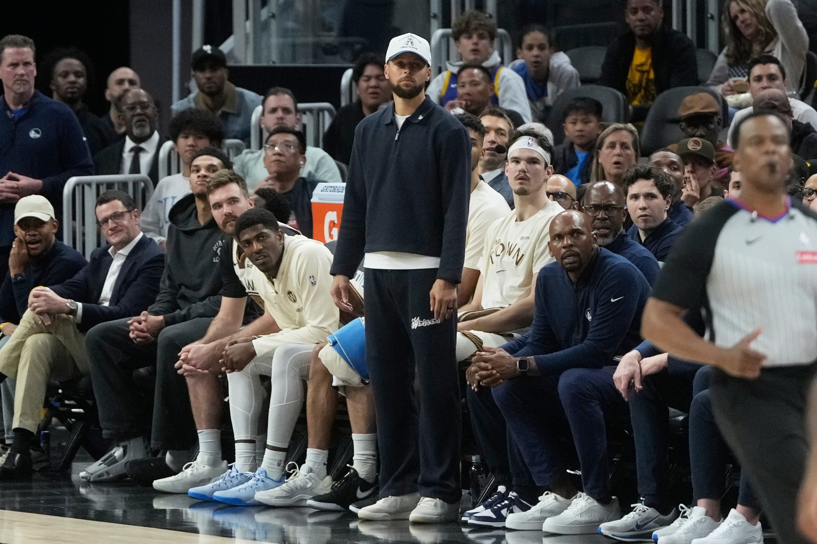 Stephen Curry traveling on road trip with the Warriors, who lose 2 more players for at least a week