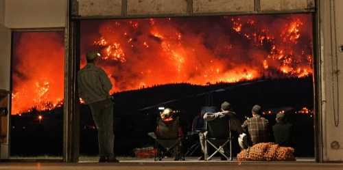Helicopter pilots watch as a controlled fire burns on Mount McLean in an attempt to reduce the amount of fuel for a wildfire burning on the mountain in Lillooet, B.C., on Tuesday Aug. 4, 2009. THE CANADIAN PRESS/Darryl Dyck