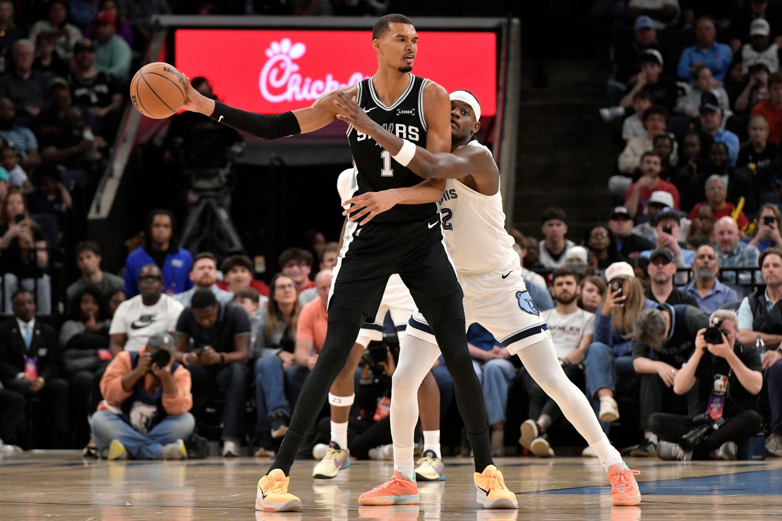 Spurs Agree to New Contracts for Barnes and Champagnie