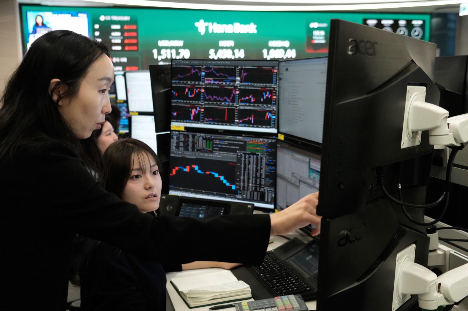 Asian shares mostly rise while oil prices keep rising