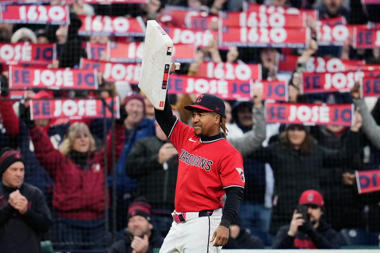 Ramírez resumes batting practice after hand surgery