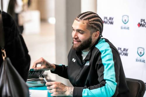 MIKAELA MACKENZIE / FREE PRESS
                                Teddy Allen signs autographs for fans after being signed to the Sea Bears on Thursday.