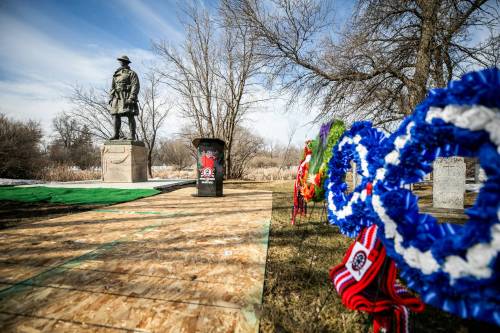 MIKAELA MACKENZIE / FREE PRESS
                                The monument, depicting Canadian First World War soldier Captain Wynn Bagnall, was officially rededicated Thursday in the Field of Honour at Brookside Cemetery.