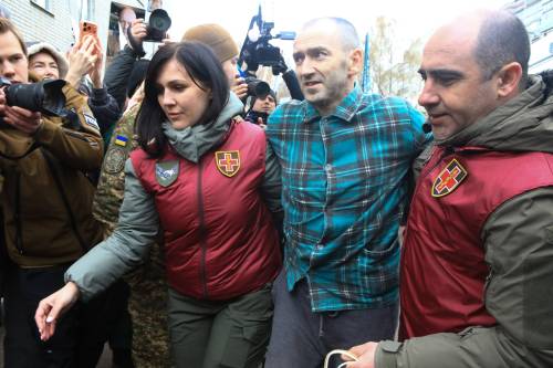 TARASOV / UKRINFORM
                                Volunteers accompany an injured Ukrainian defender, released from Russian captivity.