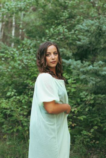 Sarah Lamontagne photo
                                Flora Luna présente un nouveau single intitulé Mon petit secret.