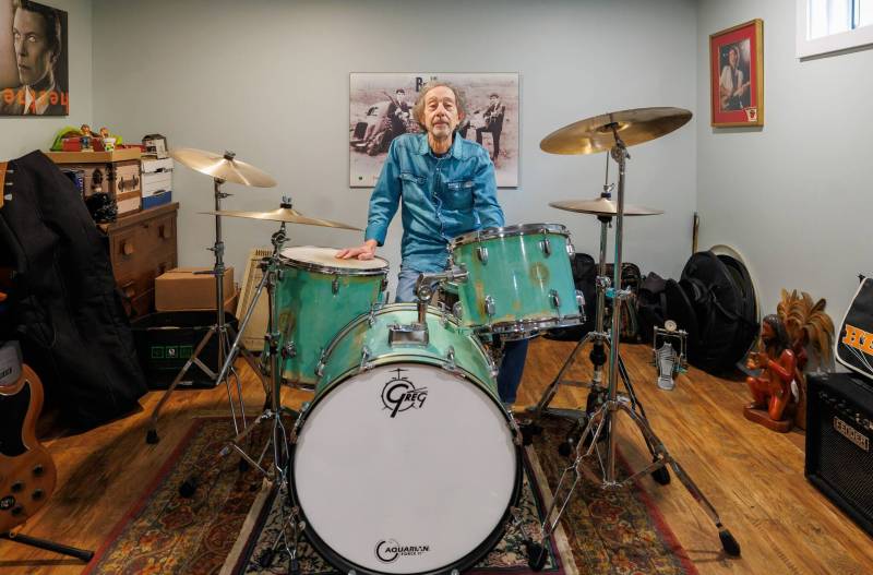 MIKE DEAL / FREE PRESS Greg Gardner, a much-respected musician who's celebrating 60 years in the business after getting his start as a drummer for a touring band when he was 14. Gardner, whose dad was radio legend Cliff Gardner, is also a professional graphic designer. He's designed album covers for umpteen bands, and worked as a set designer on close to 80 movies. Reporter: David Sanderson 260423 - Thursday, April 23, 2026.
                                MIKE DEAL / FREE PRESS
                                Greg Gardner, a much-respected musician, is celebrating 60 years in the business after getting his start as a drummer for a touring band when he was 14.