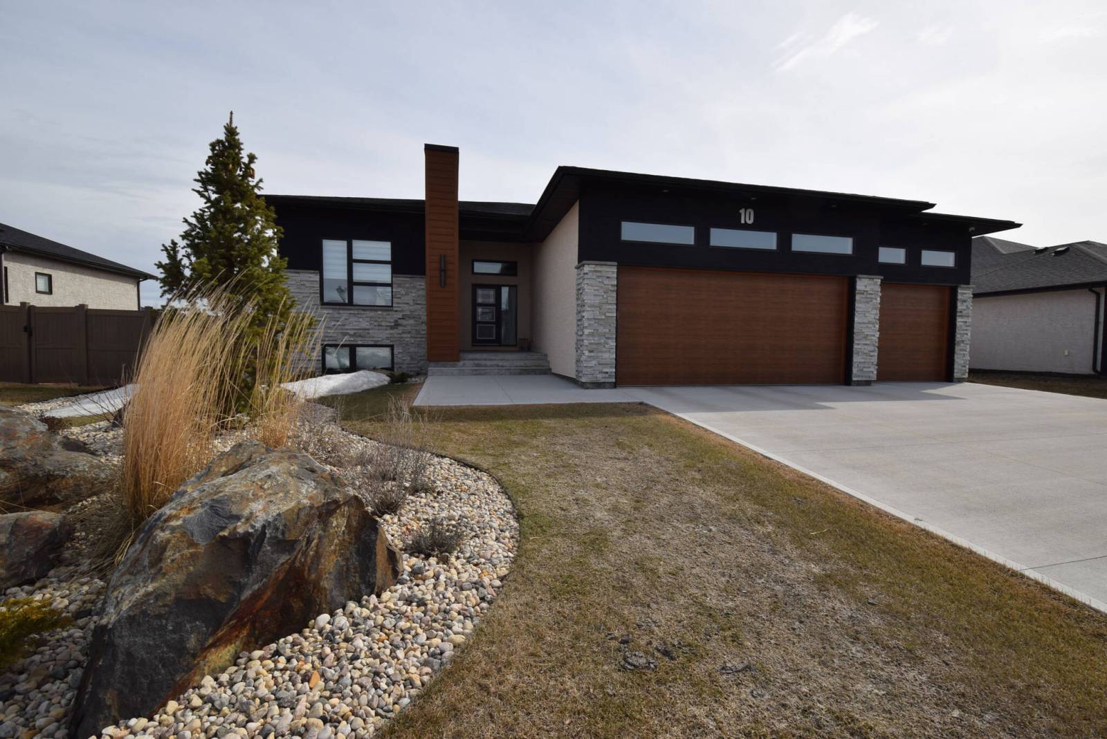 From prime lot to space-maximizing design, Oak Bluff West home has it all
