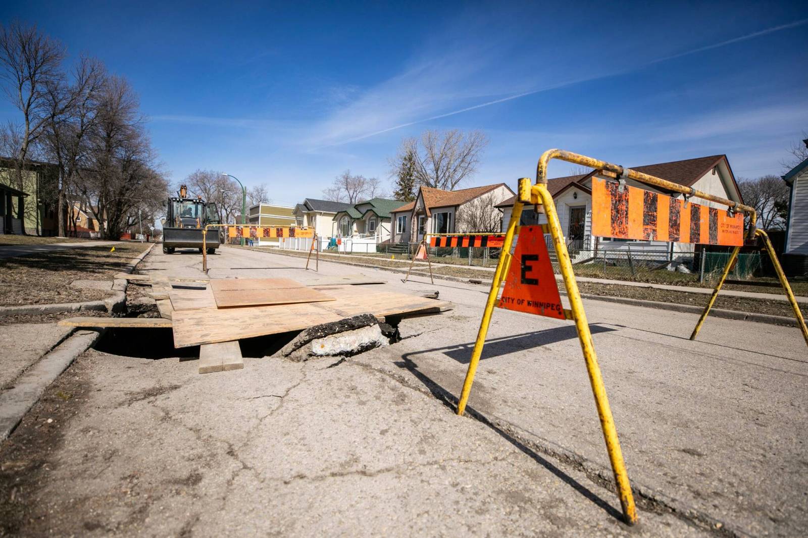 Sinkhole stops traffic on Elmwood street – Winnipeg Free Press